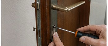 Cerrajero ajustando una puerta de vivienda