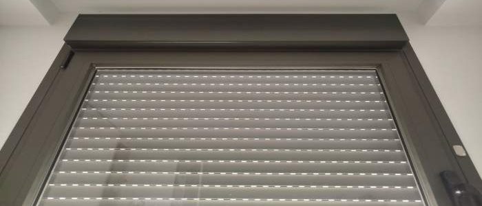 Persiana doméstica enrollable en vivienda que hace ruido al subir o bajar